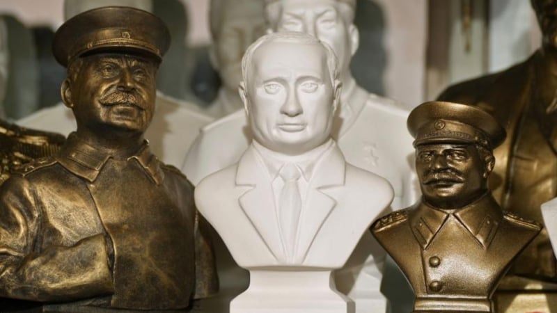 Обезглавиха бюст на Сталин с ковашки чук в руски парк