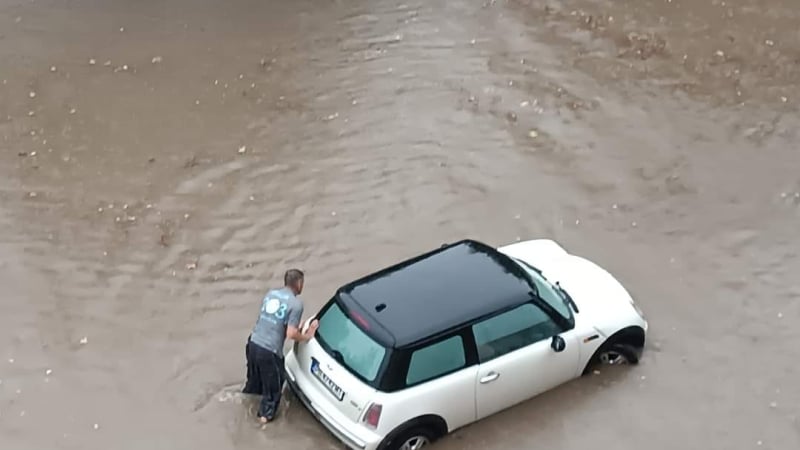 Свирепи бури удариха България, градове са под вода! Апокалиптични КАДРИ