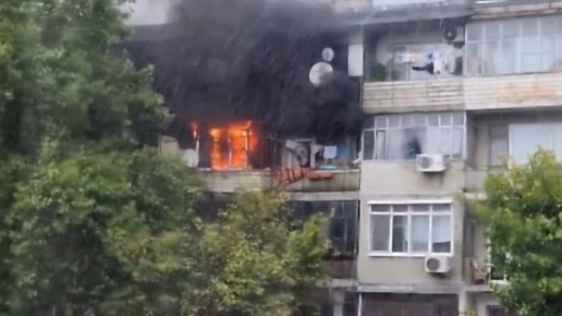 Апартамент пламна в Пловдив насред бурята, подозират мълния СНИМКИ