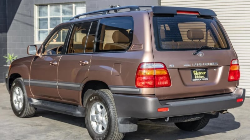 Класика от 90-те: Откриха култова Toyota Land Cruiser 100 в ново състояние СНИМКИ