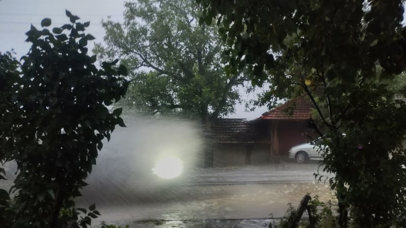 Потоп в Русе: Местните се чудят, дали това са улици или дъното на Дунава ВИДЕО