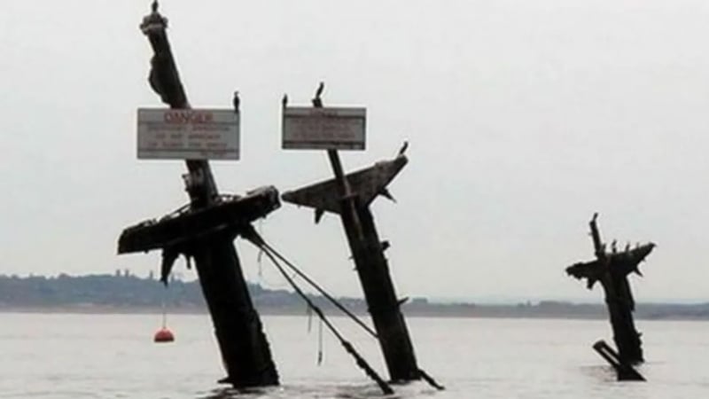 На кораб в Темза дебне смъртоносна опасност СНИМКИ