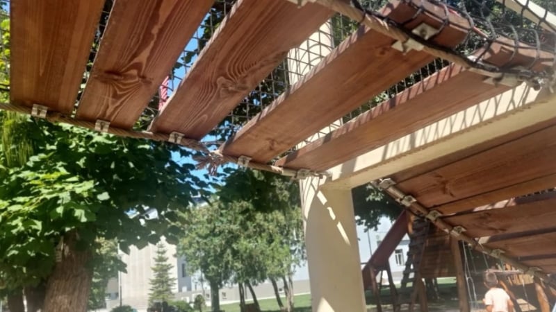 Вандали заложиха опасен капан на детска площадка в Стамболийски СНИМКИ
