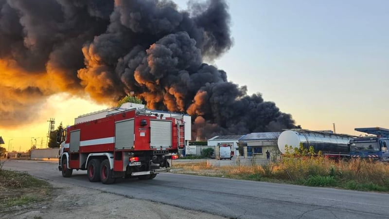Черен купол над Царацово: Местните в паника заради огнения ад и взривовете, има ранени СНИМКИ