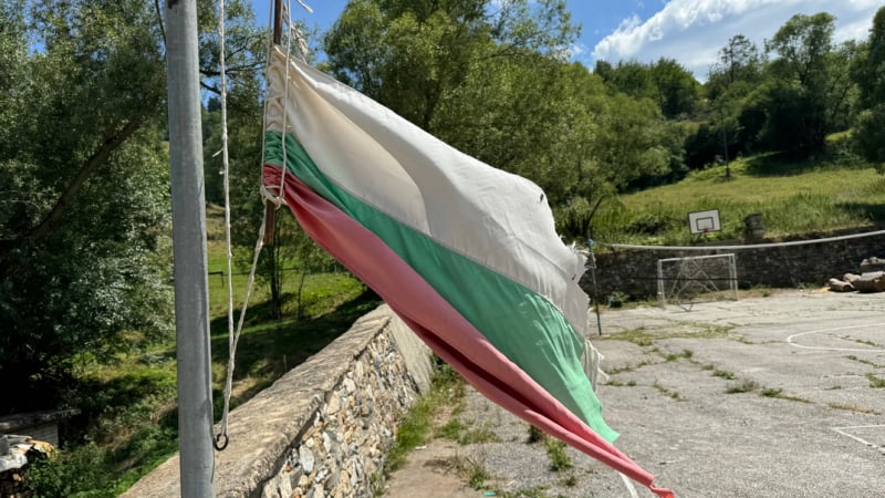 И Господ загърби Забърдо: Българският флаг се вее самотно, избледнял и разкъсан СНИМКИ