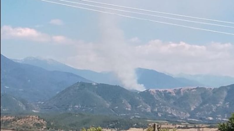 Ужасът няма край! Нов огнен ад в България, горят къщи в това село ВИДЕО