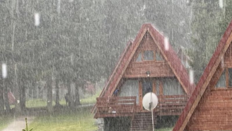 Пороен дъжд удари това място в България, а суперклетка пълзи към... СНИМКИ