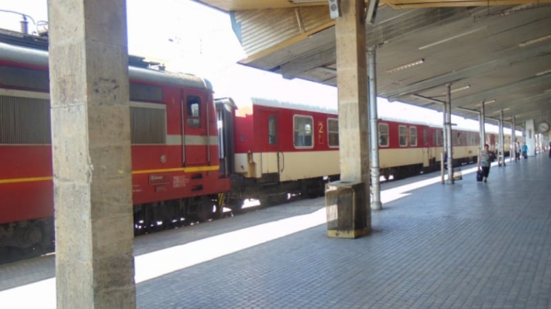 Екшън във влака: Пътник наби машиниста в Пловдив, оказало се, че е...