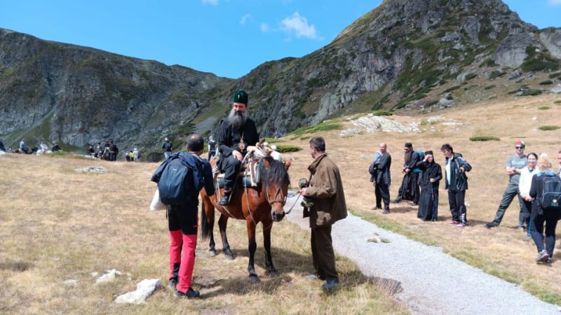 Патриарх Даниил отново смая: Яхнал кон се появи на мистично място СНИМКИ
