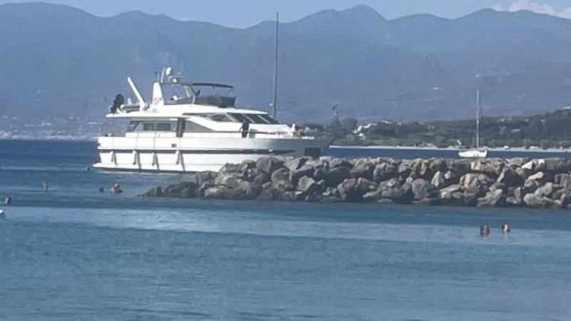 Българка видя тази луксозна яхта да се приближава до  гръцки плаж, не повярва на случилото се после СНИМКА
