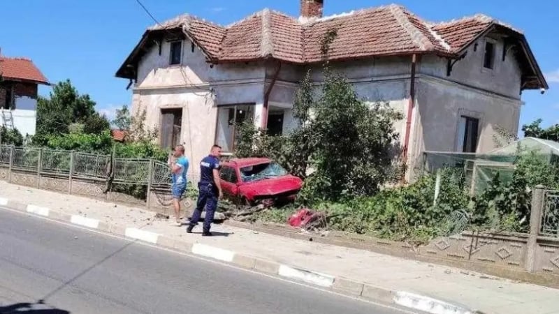 Джигит взе на таран къща с колата си след гонка с полицаите във Варна