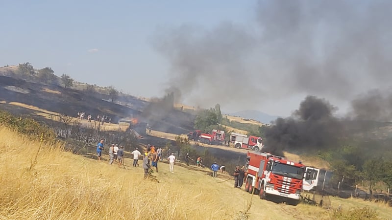 Голям пожар край Дупница, търсят се спешно доброволци СНИМКИ