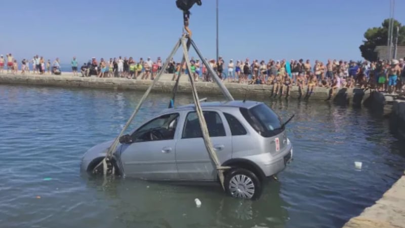 Пълно безумие! Баба и внуче цопнаха с кола в морето, причината е безумна ВИДЕО