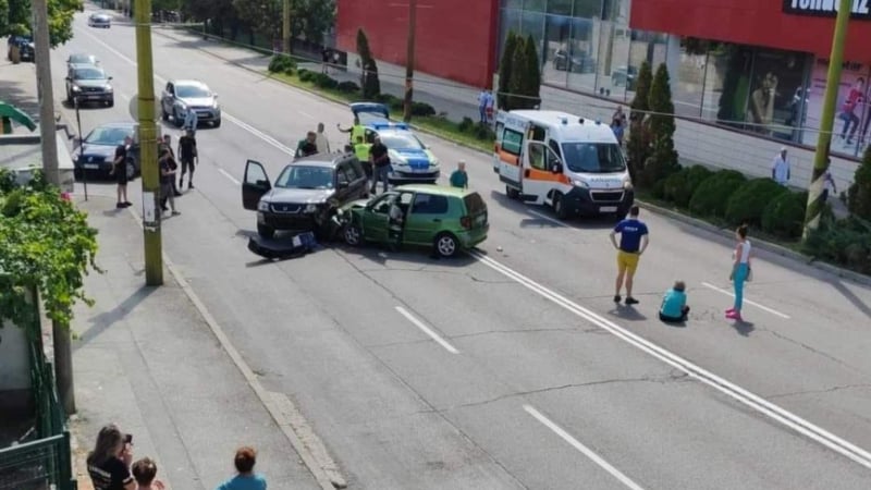 Пешеходки решиха да минат на пряко по оживен габровски булевард и стана страшно СНИМКИ