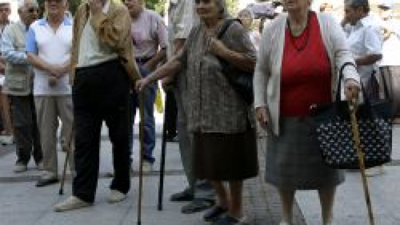 Бургаските пенсионери притеснени от неясноти около клубовете им