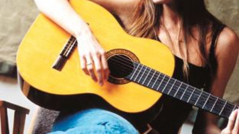 Карла Бруни ще пее с "Металика" на живо по Би Би Си