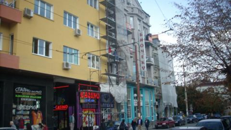 Строители без каски висят от скелета в центъра на София