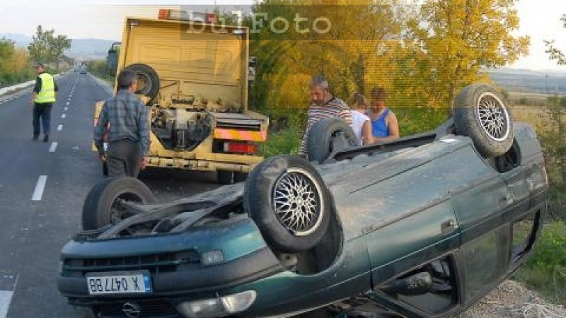 Автомобил се обърна по таван в Хасково