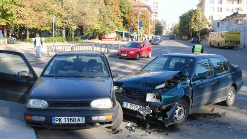 Отнесен студент рискува живота на две момичета 