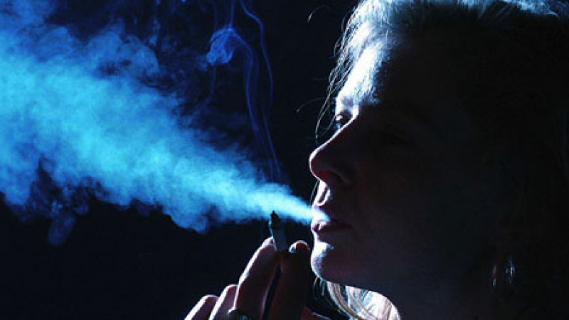 Жените спират с пушенето по-трудно