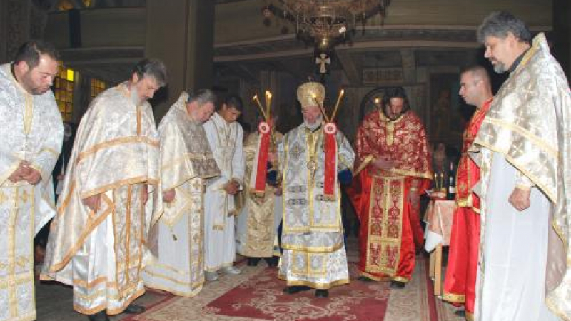 В Харманли събраха накуп седем висши духовници за юбилея на църквата “Св. Иван рилски”