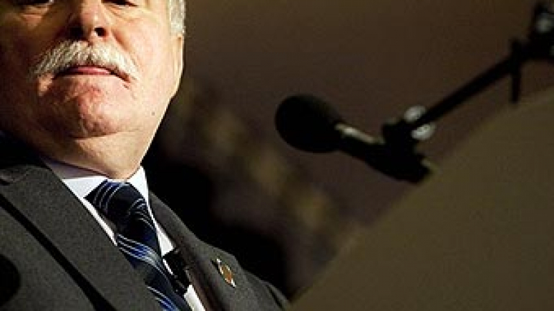 Лех Валенса: Качински да подаде оставка!