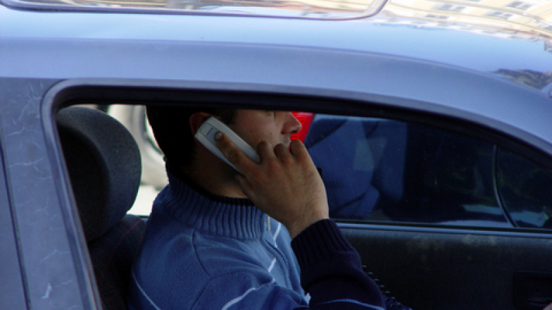 Софтуер блокира мобилните обаждания по време на шофиране