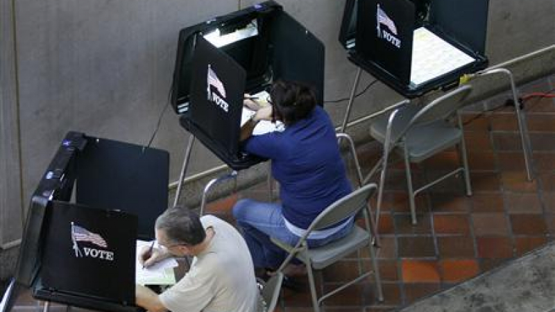 В САЩ отвориха избирателните секции