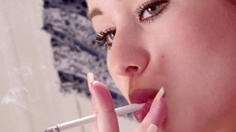 Жените страдат от пушенето повече от мъжете

