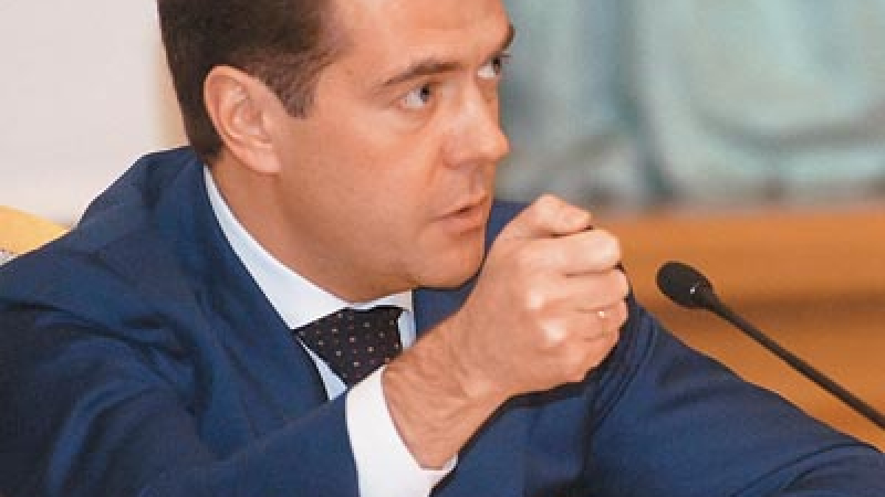 Медведев се разпореди да се наказва за слухове за проблеми в банките