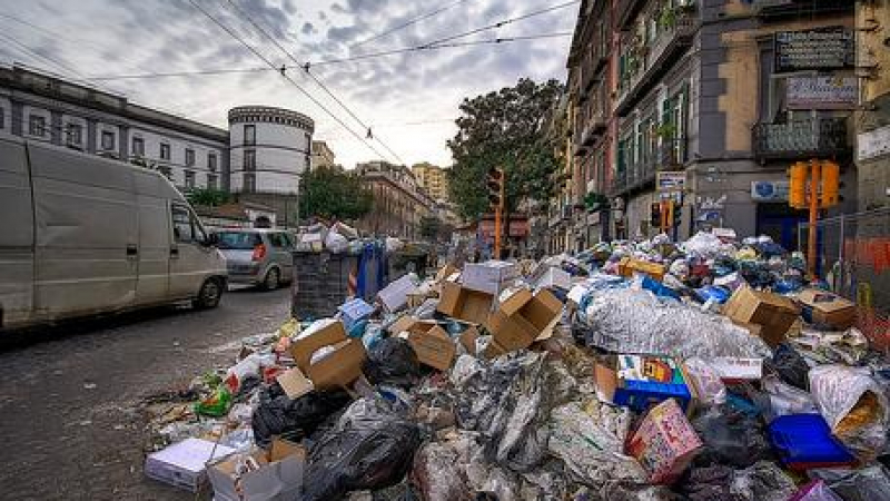 Арести за изхвърлен боклук в Неапол