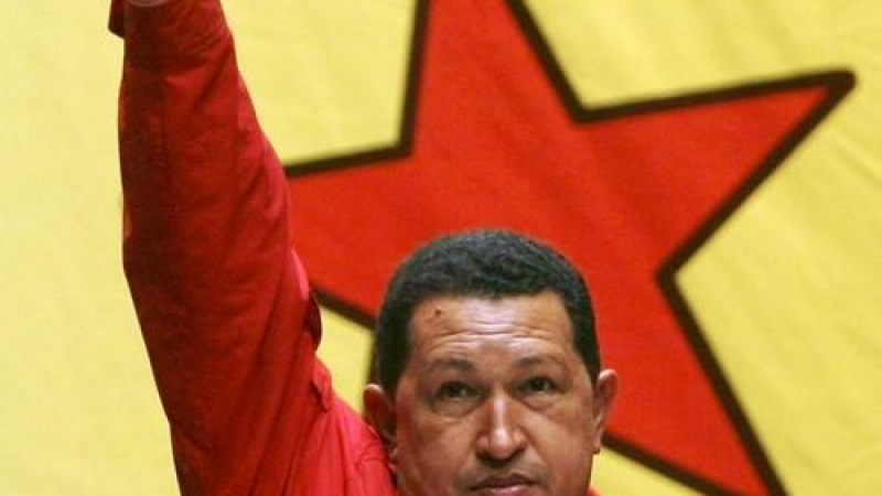 Уго Чавес пее революционни песни като реклама на CD 
