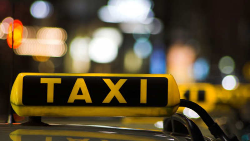 Таксиджия отмъкна чантата на клиентка