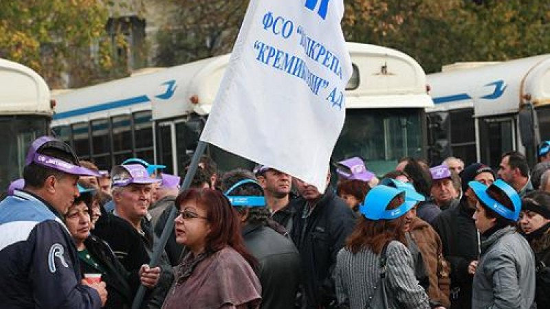 Протестиращи работници от "Кремиковци" отново обсадиха Министерския съвет
