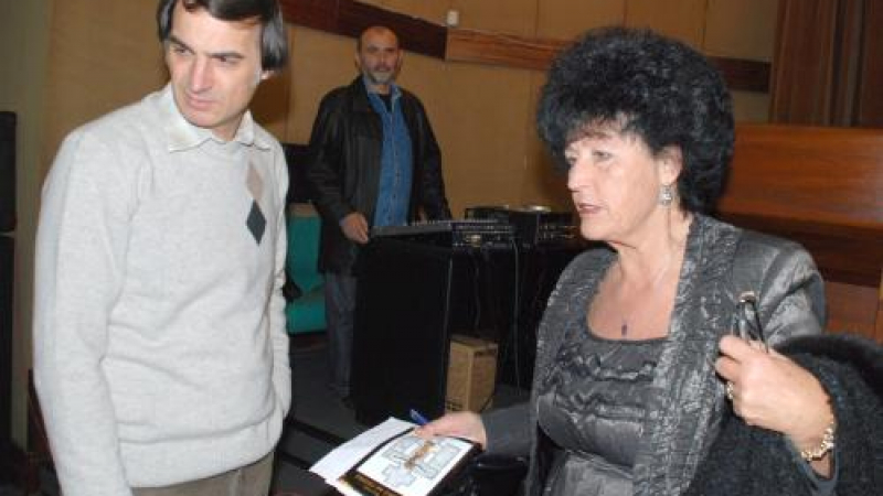 Майка на милионер почете премиера на поета Петър Ванчев