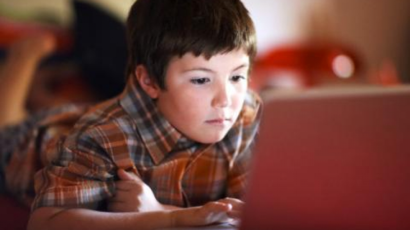 Интернетът е полезен за децата, смятат учени
