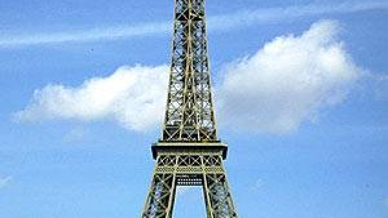 Продадоха част от Айфеловата кула за 550 хиляди евро