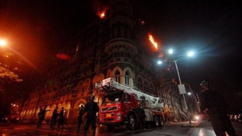 Над 100 убити, още стотици са заложници в Мумбай