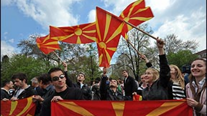 “Утрински вестник”: Гръбнакът на македонската национална идентичност е пречупен