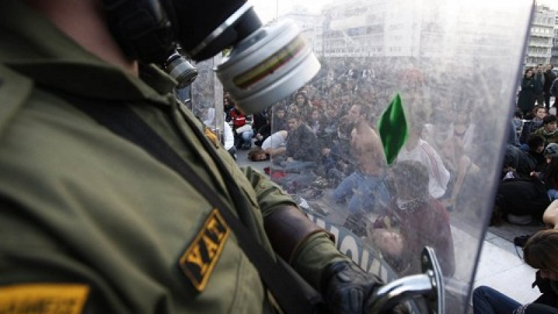 Младежи хвърлиха коктейли Молотов срещу полицейски участък в Атина