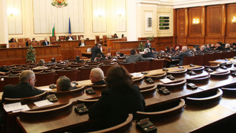 Парламентът удължи заседанието
