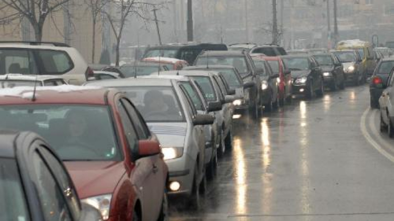 Засилен предколеден трафик в София 