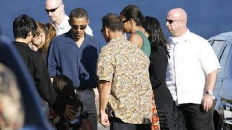Обама разпиля пепелта на баба си над океана
