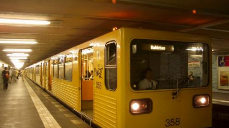 Пънкари нападнаха двама мъже в метрото