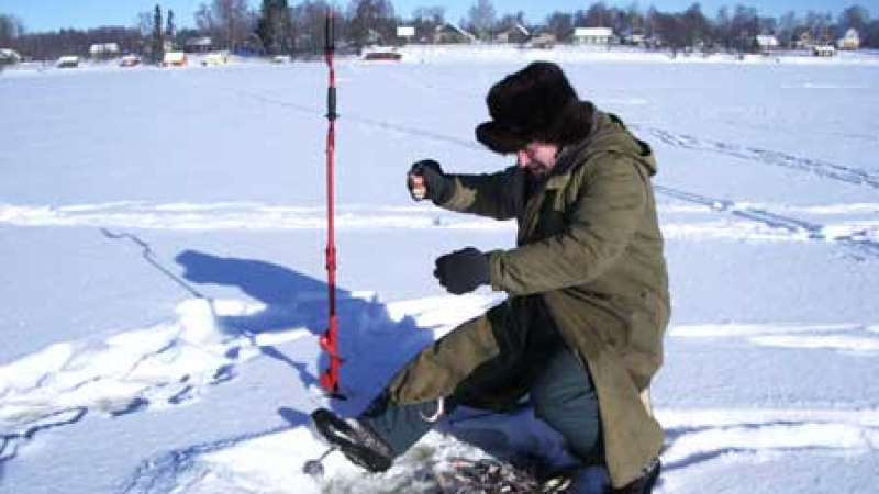Коли на рибари паднаха под леда в езеро в Русия