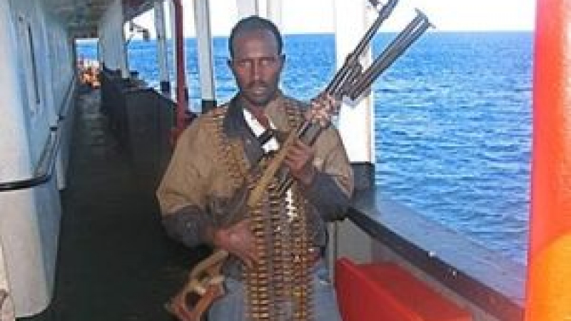 Френски кораб задържа сомалийски пирати