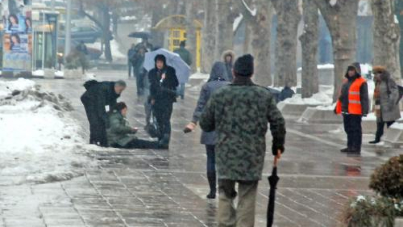 Движението в Хасково е блокирано заради поледица 