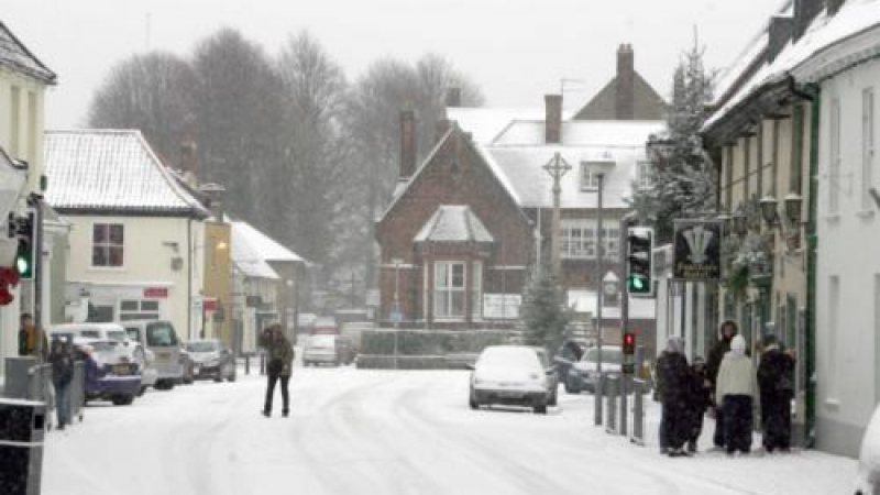 Снеговалеж спря движението на автобуси, влакове и самолети във Великобритания