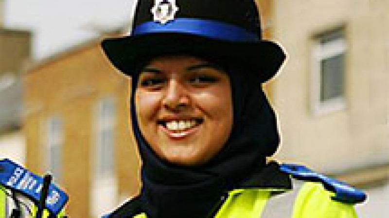 Жени със забрадки в полицията във Великобритания