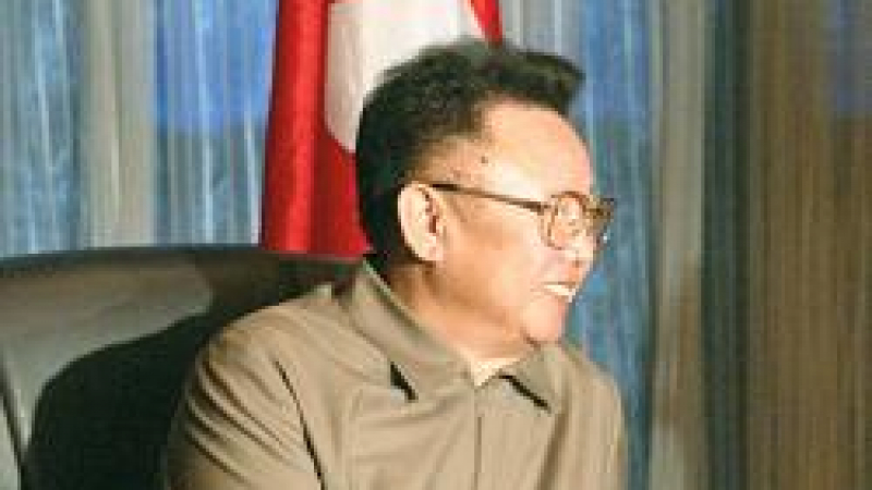 Ким Чен Ир пие с чужденец, демонстрира добро здраве